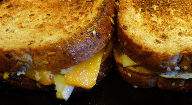 Mangia da trent'anni solo panini al formaggio: «Ho paura di tutto il resto»