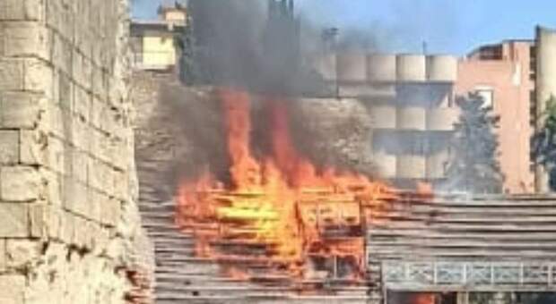 Pozzuoli, incendio all'anfiteatro Flavio, bruciano i vecchi spalti in legno