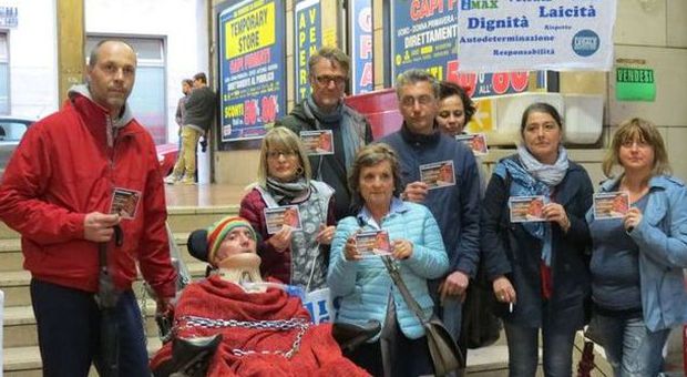 Protesta choc di Max, malato di Sla si fa incatenare in pieno centro ad Ancona