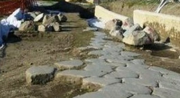 Caserta, dal cantiere fuorilegge spunta l'antica strada romana
