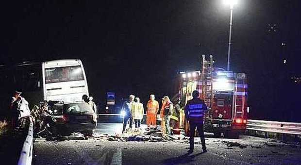 Incidente a Gubbio, auto contro un pullman di turisti. "Scena da incubo nella notte, tre morti"