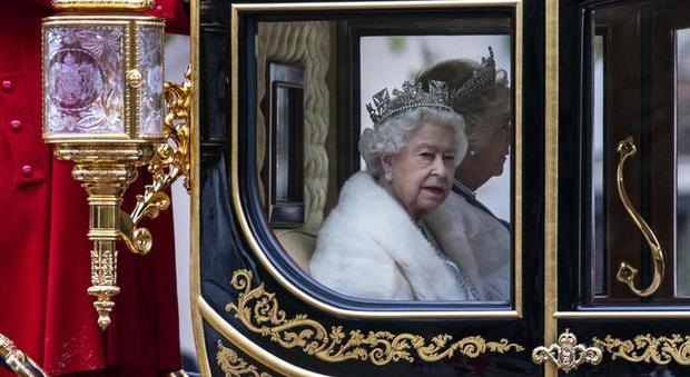 La Regina Elisabetta dice addio alle pellicce: «D'ora in poi le indosserà solo sintetiche»