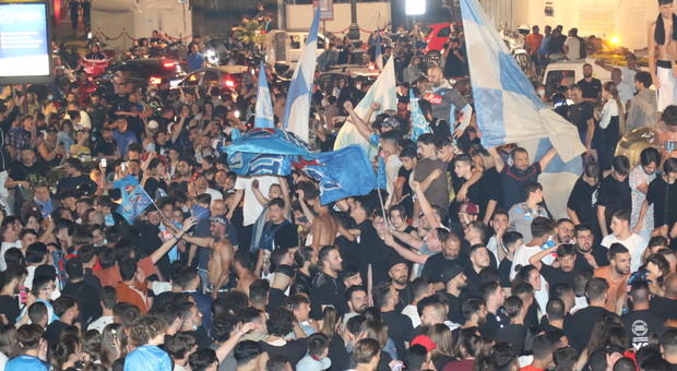 Coppa Italia al Napoli, festa in strada ammassati senza mascherine. Salvini: «De Luca dov'era?»