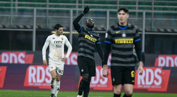 L'Inter ne fa quattro al Benevento, Lukaku firma una doppietta