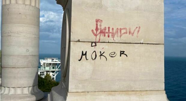 Scritte e sgorbi: writer vergogna ad Ancona. Fate presto, pulite il Monumento