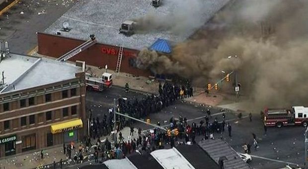 Baltimora, nero morto dopo l'arresto: città in fiamme e scontri. "15 poliziotti feriti"