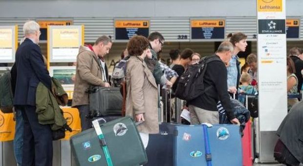 Sciopero Lufthansa, cancellati mille voli. A terra 113.000 passeggeri, è lunedì nero
