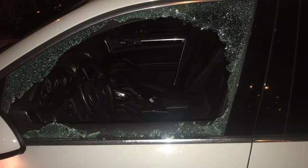 L'auto con il vetro sfondato dal ladro