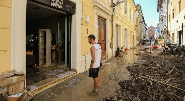 Alluvione Marche, voci dall’inferno di fango: «Negozi e case distrutti, abbiamo perso tutto». E molte attività non riapriranno