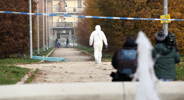 Milano, donna sgozzata nel parco di Villa Litta, un conoscente: «Il marito morì travolto da un auto»