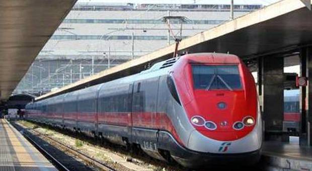 Maltempo: guasto sulla Tav Roma-Napoli, treni deviati e ritardi fino a 150 minuti