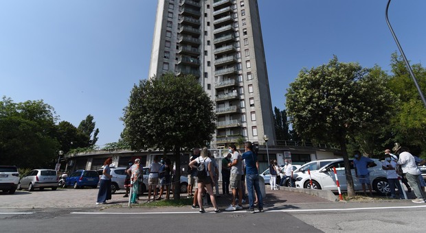I profughi lasciano il grattacielo di via Pisa