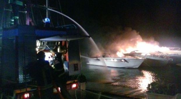 Porto San Giorgio, incendio al porto nella notte: colano a picco quattro costosi yacht