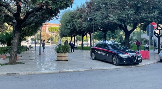 Controlli dei carabinieri nei giardini comunali: dieci giovani identificati