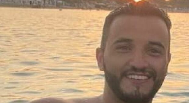 Tunisino trovato morto in un parcheggio, indagato un carabiniere. L'autopsia non svela le cause del decesso: «Nessun segno di violenza»