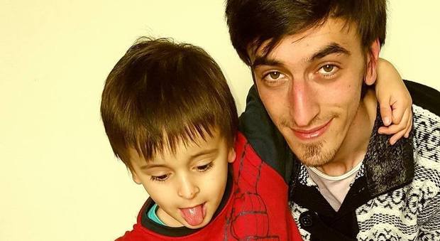 Papà uccide il figlio di cinque anni soffocandolo in auto, assolto in appello: «Incapace di intendere e volere»