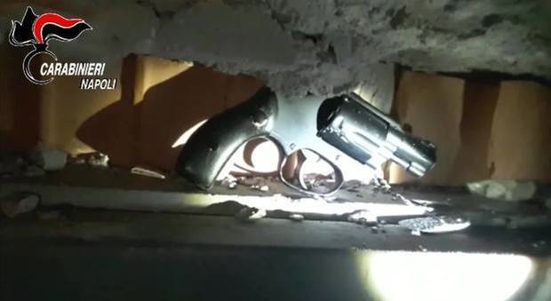 Blitz dei carabinieri alla Cisternina: nell'ascensore due pistole cariche
