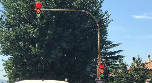 Foligno, traffico in tilt per mezz'ora I semafori diventano arcobaleno