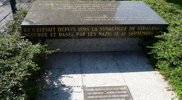 Profanata stele sinagoga che ricorda l'incendio appiccato dai nazisti