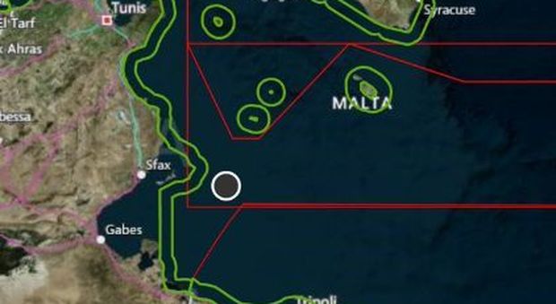 Migranti, Alarm Phone: «Nave con 70 persone partita dalla Libia imbarca acqua. Italia e Malta non inviano soccorsi»