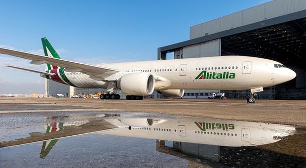 Alitalia, in arrivo a Fiumicino da Cina Boeing 777-300ER con 3,5 milioni di mascherine