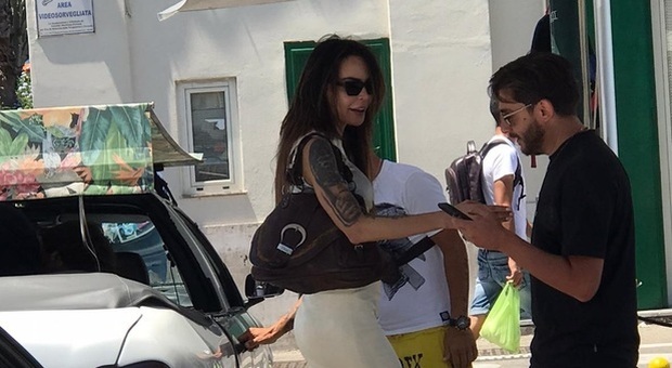 Nina Moric: caffè e foto con i fan in villa comunale a Castellammare, poi lo sbarco a Capri accolta da due amici misteriori