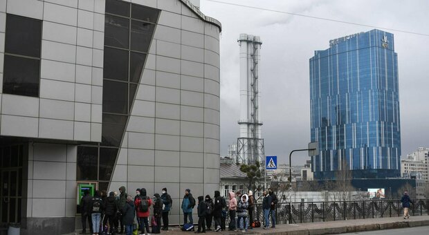 Folla in fila per ritirare contanti a Kiev dopo l'attacco russo