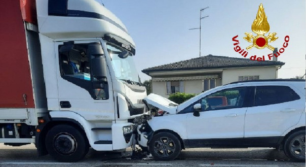 Incidente frontale a Fontanelle tra un'auto e un camion
