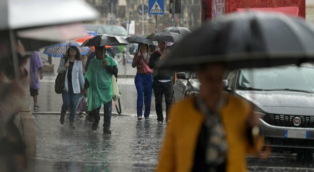 Maltempo a Roma, giornata di pioggia e disagi: ecco quando il meteo darà tregua alla Capitale