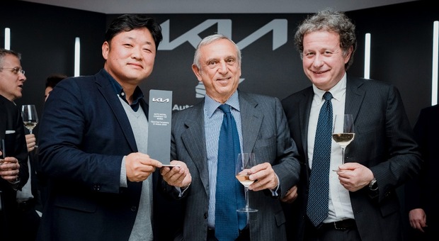 Il presidente di Kia Italia, Key Young Choi, a sinistra; al centro Luca Cerasi di Auto Royal Company, a destra il managing director e COO di Kia Italia, Giuseppe Bitti