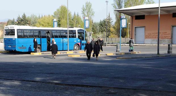Caos Cotral: corse cancellate e bus lumaca: pendolari a piedi I sindaci: «Si prendano provvedimenti»