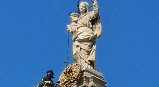 La Madonna di Pompei perde il Rosario: ritrovato tra i fiori dai vigili del fuoco