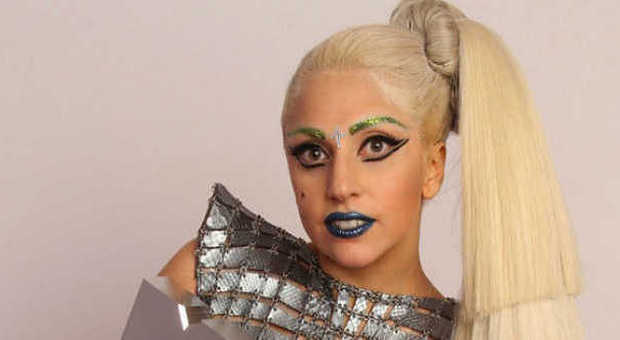 Lady Gaga, labbra "violente": la star lancia il rossetto a nastro adesivo