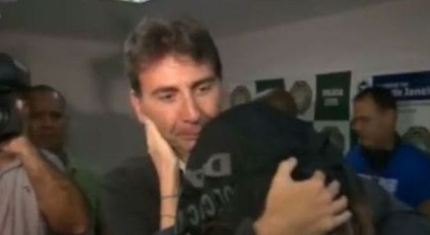 Ettore Casteluzzo abbraccia la figlia appena liberata