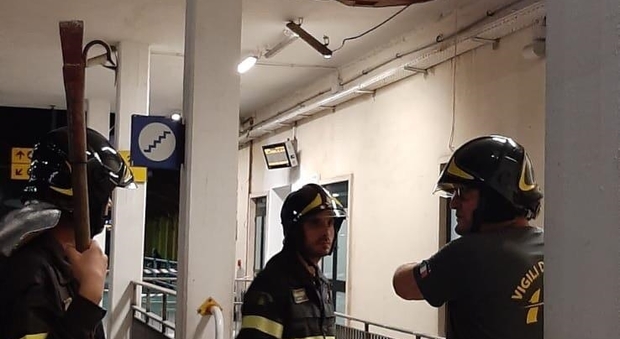 I vigili del fuoco alle prese con il crollo din una parte dell'intonaco alla stazione