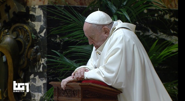 Papa Francesco nell'Omelia di Natale: «Invece di piangerci addosso aiutiamo chi soffre»