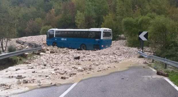 Maltempo a Cassino: crolla un ponte a Picinisco, auto in acqua ma nessun ferito