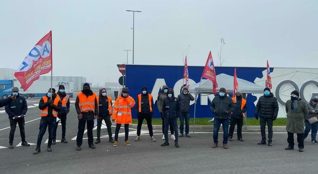 La protesta dei lavoratori per lo spostamento della sede
