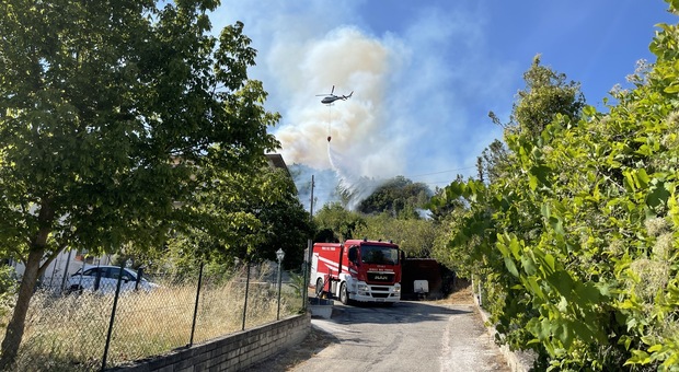 Incendio all'Aquila: in azione due elicotteri