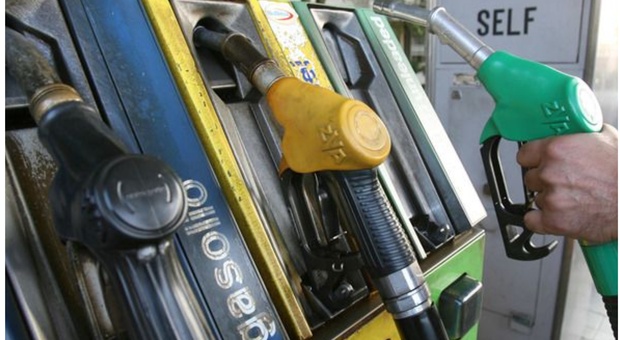 Ucraina, prezzi di gas e petrolio alle stelle: gli effetti sull'economia e sul caro benzina