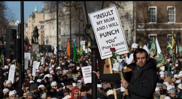 Londra, migliaia di musulmani contro Charlie Hebdo: sui cartelloni le frasi di Papa Francesco