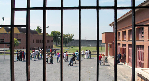 Roma, rivolta nel carcere minorile: detenuti incendiano i materassi a Casal del Marmo, tre agenti feriti
