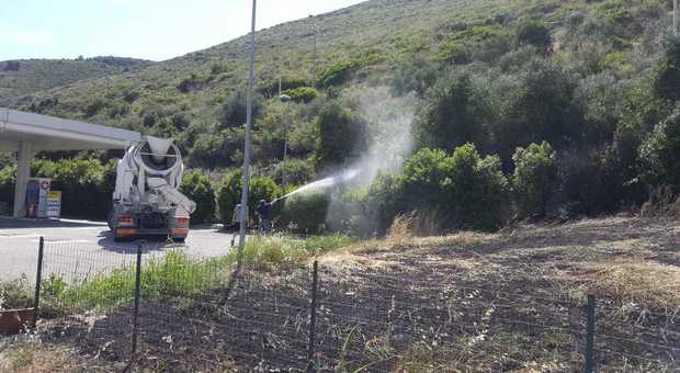 Tornano gli incendi estivi: pericoloso rogo minaccia un'area di servizio tra Monte San Biagio e Terracina
