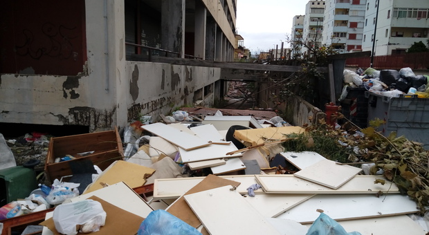 Napoli, rifiuti nel centro culturale mai inaugurato: l'ennesimo scempio