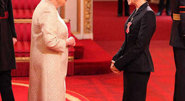 Stella McCartney premiata dalla Regina Elisabetta II