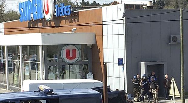 Francia, uomo assalta supermercato e fa tre vittime: ucciso. L'Isis rivendica