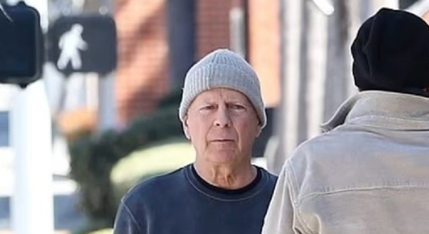 Bruce Willis riappare in pubblico dopo la malattia: tuta e cappellino a Los Angeles, così l'attore combatte la malattia