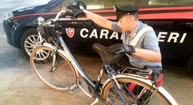 Ruba una bici e insegue lo spacciatore: super carabiniere in azione