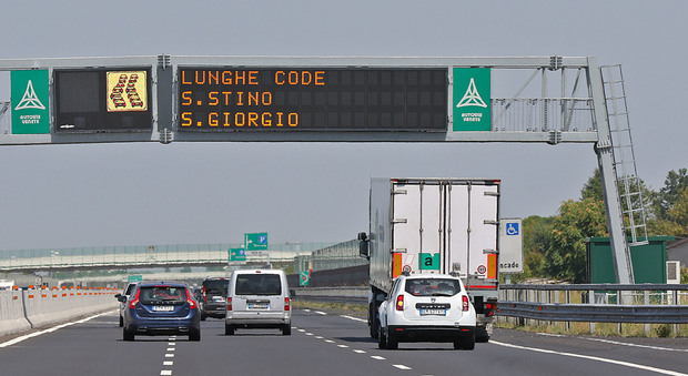 Weekend di traffico intenso: code in A4. Tre chilometri al Lisert