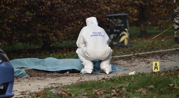 Donna sgozzata nel parco di Villa Litta a Milano: «Prima di morire ha descritto il suo assassino»